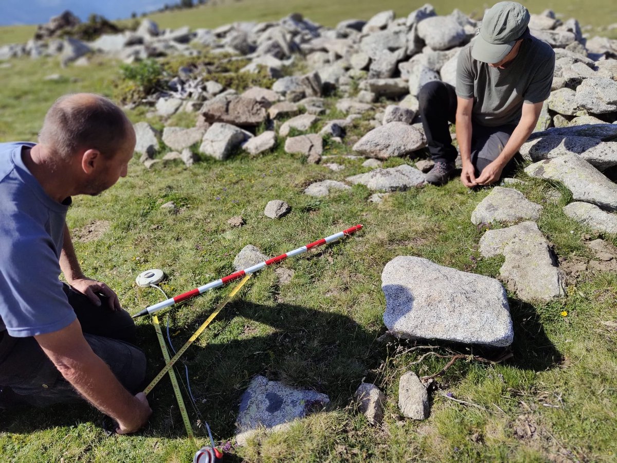 GIAP_ICAC's tweet photo. @ICAC_cat @iCERCA @cultura_cat @AgEInves New week, new discoveries! Today, we started a new survey to determine the chronology of a livestock enclosure located east of the site, & its connection to the Roman-era area
#Meranges #Cerdanya #Transcapes @ICAC_cat #SomCERCA @iCERCA
With the support of @cultura_cat & @AgEInves https://t.co/cYvYkoJavt