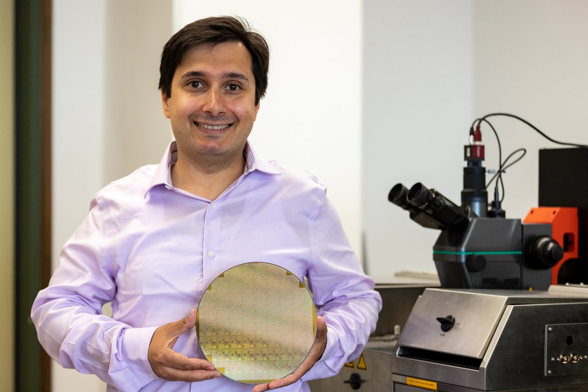 tuBraunschweig's tweet image. Mit gleich vier erfolgreichen Projektideen springt die #Mikroelektronik der #TUBraunschweig an eine Spitzenposition in Deutschland. Ob Prozessoren, Sensoren oder Herzschrittmacher: Auf Basis von #Mikrochips ist einiges möglich. 
👉lnk.tu-bs.de/4oXqQr