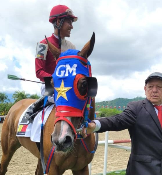 Con muy pocas oportunidades pero siempre enrredado y con una muy buena efectividad el jockey <a href="/bermudezyonecso/">Yonecso Bermúdez</a> se lleva la 1ra. De abrir las acciones en el óvalo de Coche, deseándole siempre buenas vibras para el y esperando que lo tomen más en cuenta.