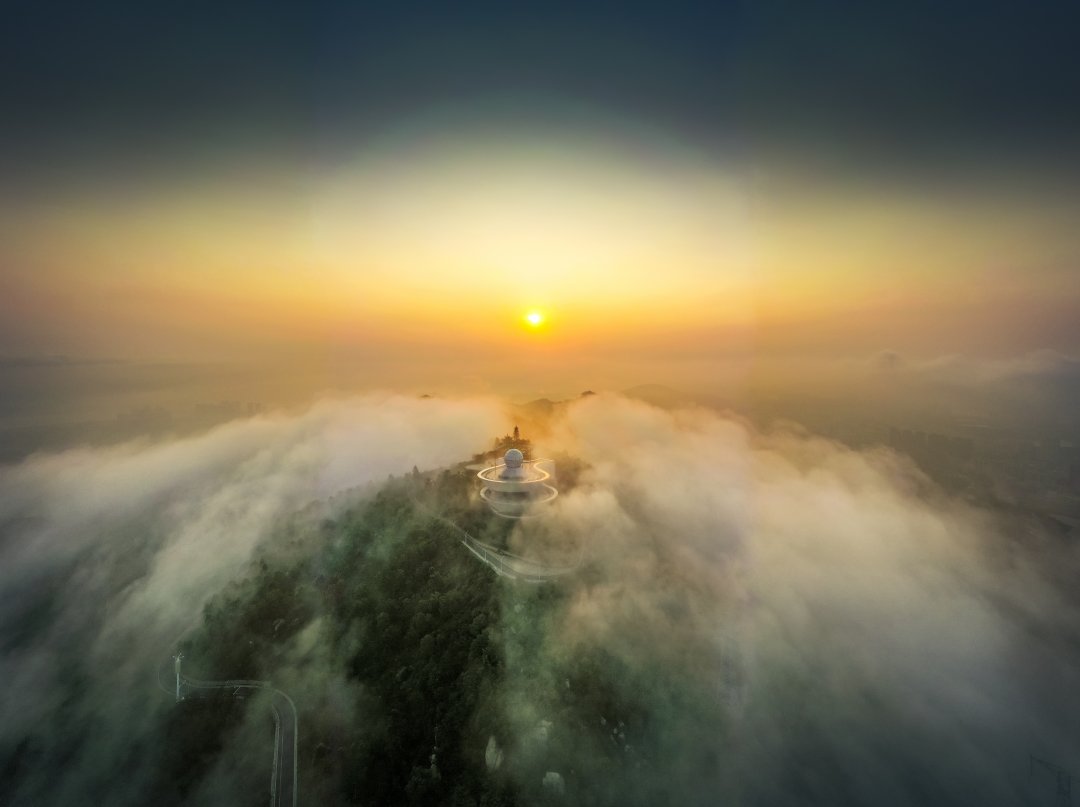 VisitXiamen's tweet photo. Peering through layers of fog, can you see a white ball? That's the weather radar observatory at the Xiamen Tian Yu Zhou Meteorological Park. With its help, we can clear the fog of nature to explore the unpredictable changing weather. #VisitXiamen #WaveDiary https://t.co/KOBx4neZKf