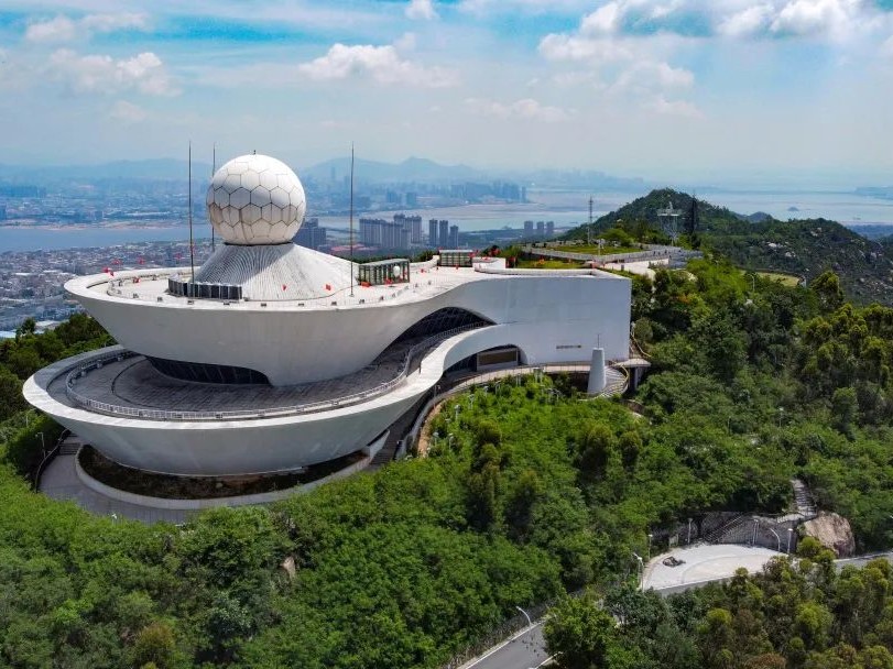VisitXiamen's tweet photo. Peering through layers of fog, can you see a white ball? That's the weather radar observatory at the Xiamen Tian Yu Zhou Meteorological Park. With its help, we can clear the fog of nature to explore the unpredictable changing weather. #VisitXiamen #WaveDiary https://t.co/KOBx4neZKf