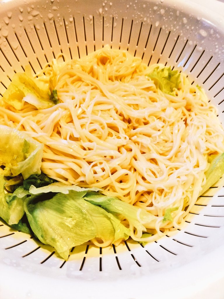 外に出るの暑すぎて
素麺とうどんゆでた https://t.co/W0V6Z1sz7X