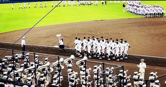 1人の高校球児の最後の夏が終わりました。小学学童、中学硬式、そして夢の高校野球。よくがんばりました。
「球道一心」
学童からの教えを貫いた野球人生。
4年ぶりに開催された開会式では夢が叶いました。母校の演奏で自分の息子が入場行進、感無量でした。
長谷川聖吹カッコよかったよ。ありがとう。