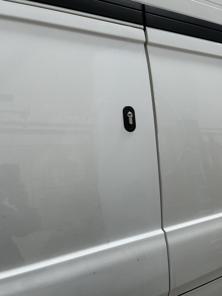 vanwagenuk's tweet image. 🔐 Van locks &amp;amp; handle shields…

🛠️ Fitted high level L4V hook dead locks to the sliding door and rear door including handle shields.

#vanlocks #hookdeadlocks #vansecurity #fordcustom #vanwagen #onestopshop
