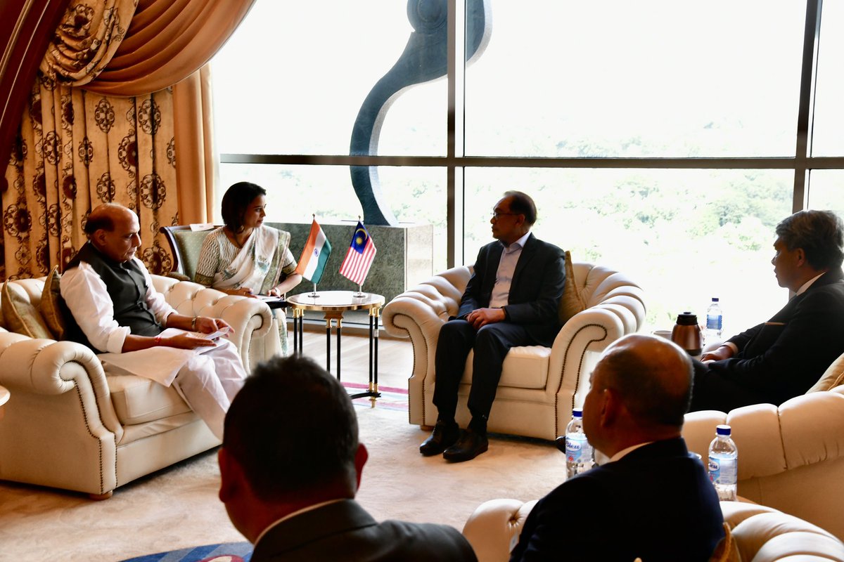 Mengiringi H.E. @rajnathsingh Menteri Pertahanan India mengadakan kunjungan hormat ke atas YAB Dato’ Seri @anwaribrahim Perdana Menteri Malaysia di Pejabat Perdana Menteri, Putrajaya. 

🇲🇾 🇮🇳 @MINDEFMalaysia 
#DiplomasiPertahanan