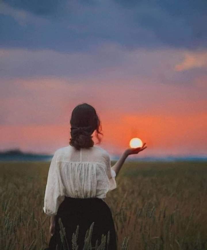 Ne doğan güne hükmüm geçer,
Ne halden anlayan bulunur;
Ah aklımdan ölümüm geçer;
Sonra bu kuş, bu bahçe, bu nur.

Ve gönül Tanrısına der ki:
- Pervam yok verdiğin elemden;
Her mihnet kabulüm, yeter ki
Gün eksilmesin penceremden!

CAHİT SITKI TARANCI