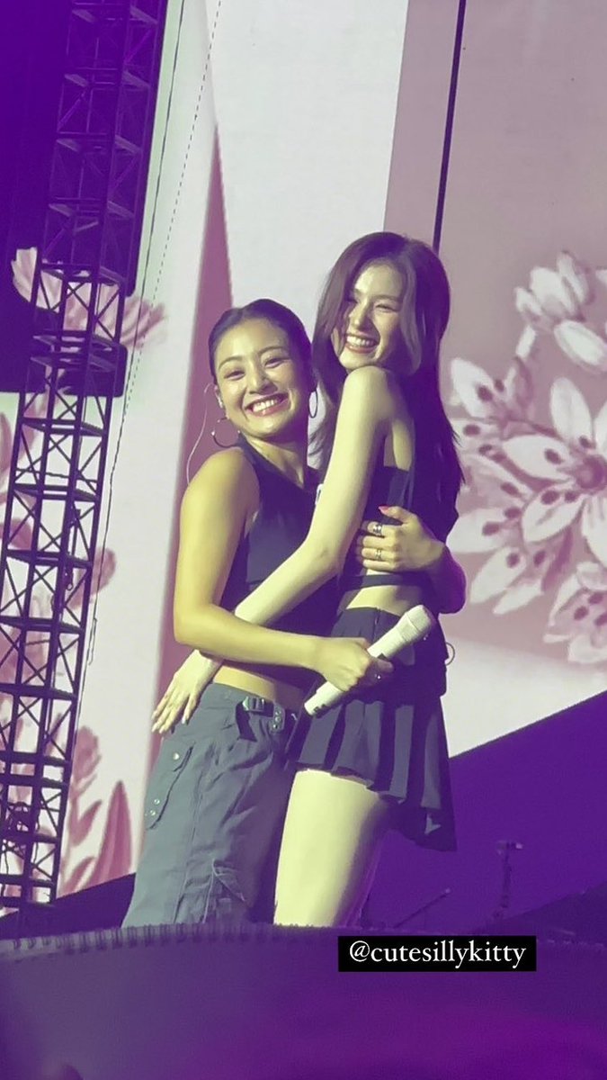 sanadorabel's tweet photo. me with my tall femme https://t.co/duykEkGU5s