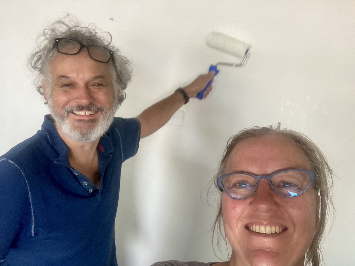 De EnergieKas pimpt haar nieuwe werkruimte in de Helena, met veel dank aan Ernst de Nobel van Ecocoatings voor de muurverf donatie!