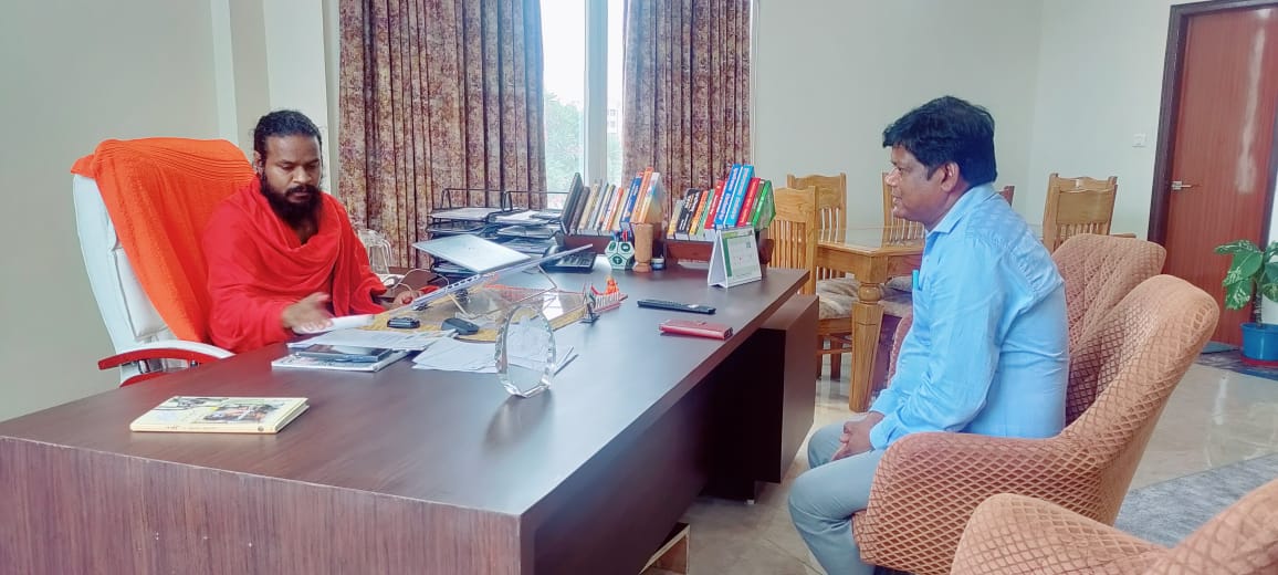 SANJAYK47559742's tweet photo. Today Meeting held with Swami V. DEV JI process of agreement # supply of goat milk# quantity # quality # Terms &amp;conditions goat milk supply, fres milk, bottled goat milk and goat powdered milk scope discussed. Patanjali agreed to buy goat milk. @basava_ias @ukcmo @mdusgcf https://t.co/SJ0fXi00vc