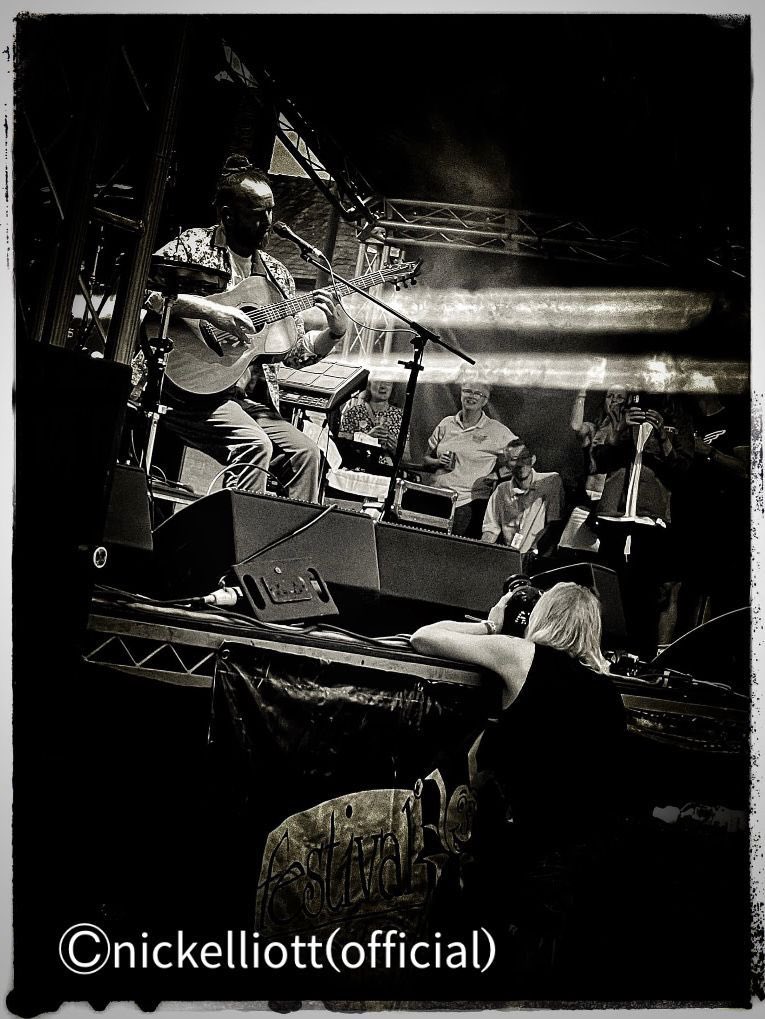 nick_italian's tweet photo. Nick scatta @NewtonFaulkner_  al @FestivalToo 
https://t.co/R8otRPKcnH
@nickelliottrock 
@nick_italian 
@nickelliottinfo 
#nickelliottrockartphotogrqpher #nickelliottuktour #nickelliottshooting #nickelliottmusic #newtonfaulkner #festivaltoo #internationalphotographer https://t.co/I55Bnu20wx