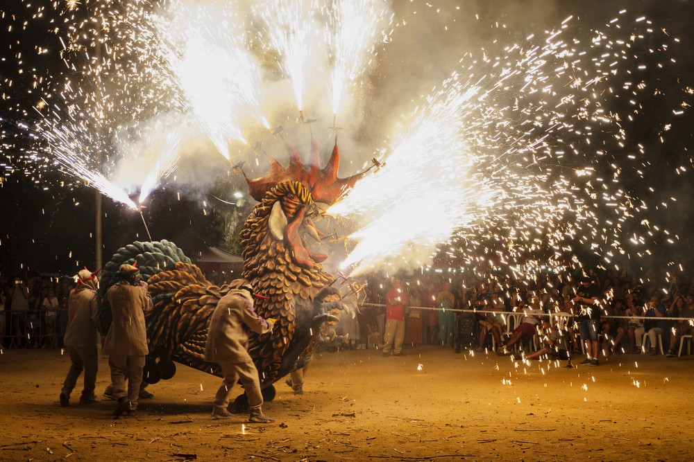 ajelprat's tweet photo. Aquest cap de setmana hi havia ganes d'estiu, de festa popular i de comunitat! 🥳 Així ho reflecteixen les espectaculars imatges del que s'ha viscut al Prat amb la Cova del Foc i el Sant Pollín.

Advertència: si us ho vau perdre, ara tindreu una mica d'enveja 😉
#viulestiualprat https://t.co/zxXP3fViqM