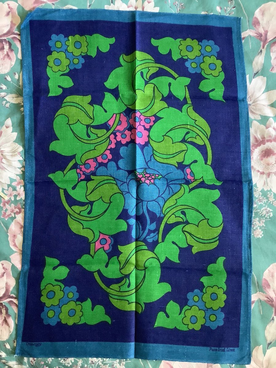 WatsonsVintage's tweet photo. This FABULOUS ORIGINAL #Vintage circa 1970s #TeaTowel will make an AMAZING and unusual #Retro #WallHanging. https://t.co/U8gUvqYGXt #70sDecor #MidCenturyLinen #MidCenturyDecor #CollectableLinen #InteriorDecorPiece #VintageLinen #FloralLinen https://t.co/pjxnrEZH3y