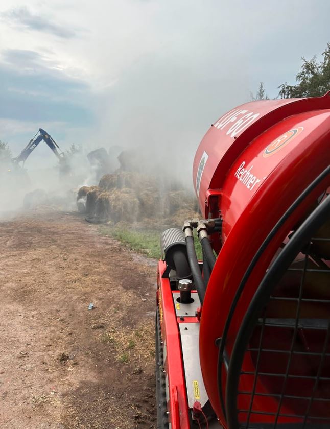 DeutschlandLuf's tweet photo. Bei einem großen Strohballenbrand im LK Leer wurde das LUF60 zur Entlastung der Einsatzkräfte bei hochsommerlichem Wetter eingesetzt.
#luf60 #feuerwehr #löschroboter #firefightingrobot #löschunterstützungsfahrzeug #einsätze #firefighter #brand  #wirsindluf https://t.co/kyLjFfNZ6e