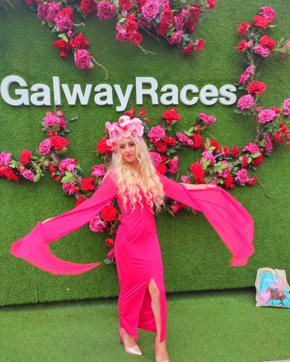 3️⃣ WEEKS until we get this racing party started @Galway_Races 
🥳🏇🏼💃🏼🍻🕺🏻

#raringtogo #galwayraces