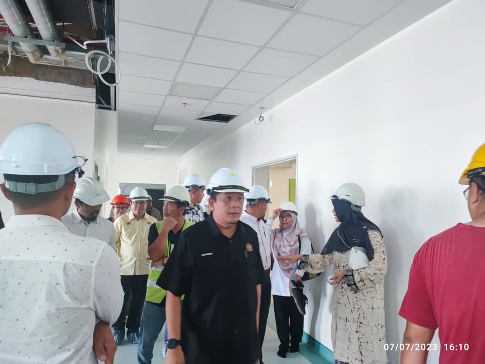 7 Julai 2023 : Lawatan Kerja Timbalan Menteri Kesihatan, YB Lukanisman bin Awang Sauni ke Tapak Projek Naik Taraf Hospital Tawau, Sabah di iringi pegawai JKR. 
<a href="/CKK_IPJKR/">Cawangan Kerja Kesihatan JKR Malaysia</a> 
<a href="/IPJKR_Official/">JKR Malaysia Rasmi</a> 
<a href="/Irshukriishak/">Ir. Shukri Bin Ishak</a> 
<a href="/MSalzeli/">Ir. MOHAMAD SALZELI MOKTAR</a>