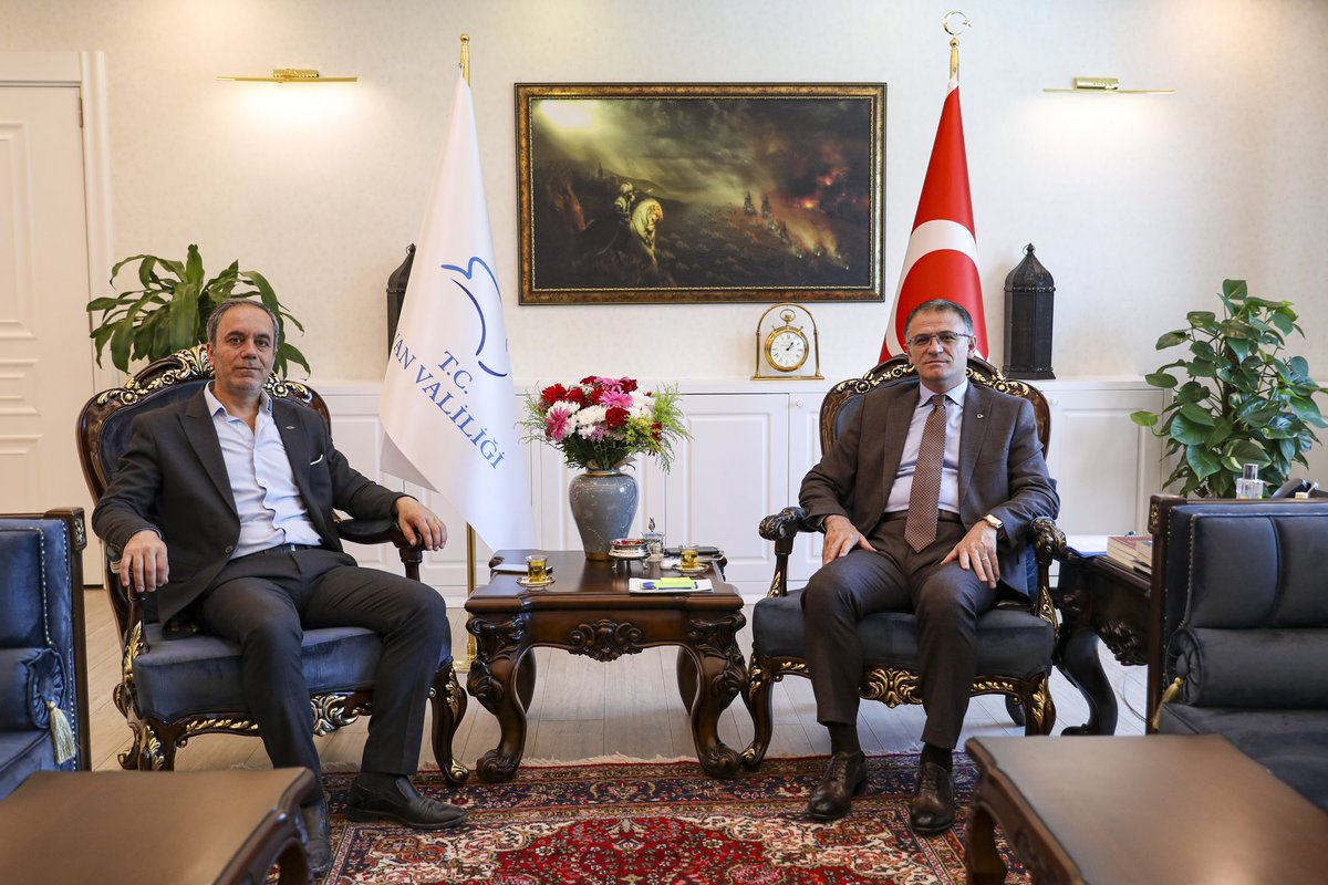 Van İş Adamları Derneği Başkanı Sn. Ayhan Işık, Valimiz Sn. Ozan Balcı'yı makamında ziyaret etti.
