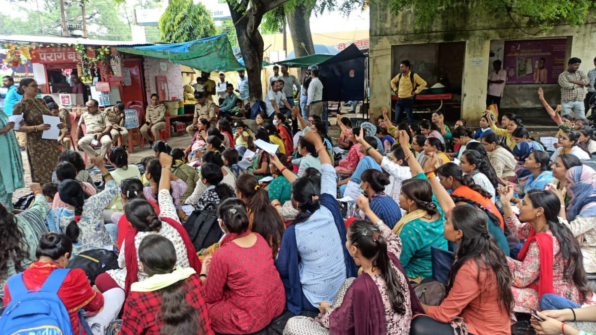 प्राथमिक विद्यालयों के कुछ सहायक अध्यापक अपने ट्रासंफर की रिलीविंग की मांग को लेकर लखनऊ धरना प्रदर्शन करने आए थे। सुना है, विभाग के बडे़ असफर ने धरने में शामिल शिक्षकों को डराने के लिए उनका ब्यौरा मांगा है!