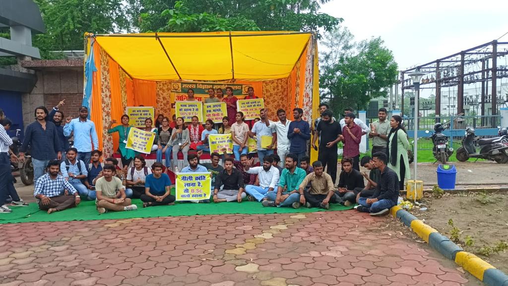 singhpriya72's tweet photo. मध्य प्रदेश में मत्स्य विभाग के सभी पदों पर भर्ती हेतु ,न्यूनतम अर्हता सिर्फ चार वर्षीय BFSc ,हेतु आज से मत्स्य विज्ञान छात्रों द्वारा अनिश्चित कालीन हड़ताल की शुरुआत। 
#onlyBFSc #OnlyBFScinMP
@ChouhanShivraj @CMMadhyaPradesh @tulsi_silawat https://t.co/MUWbSXKBOT