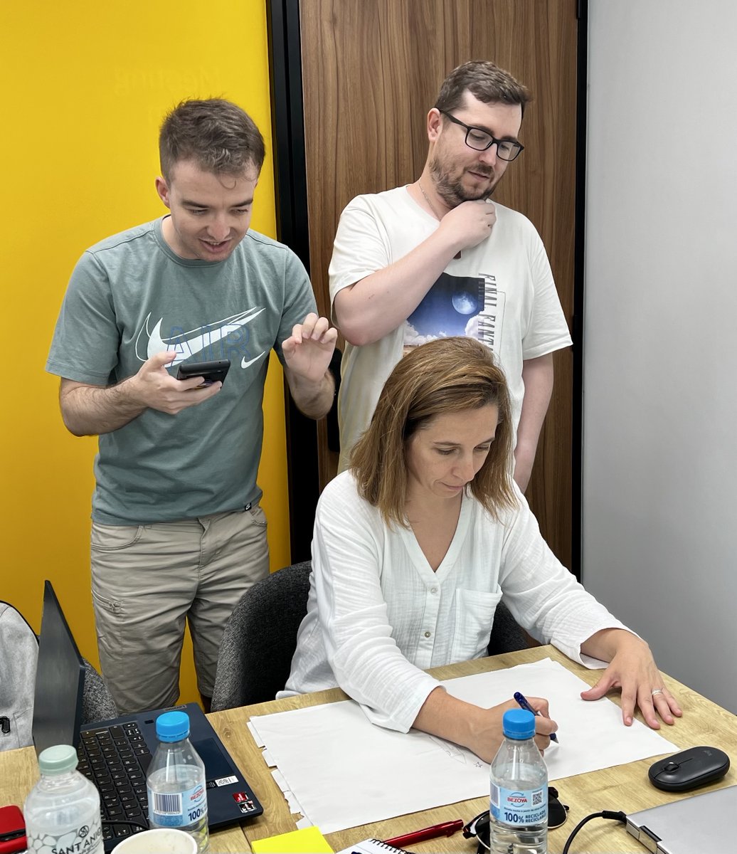 En un mundo cada vez más digital, donde el trabajo a distancia se ha vuelto la norma, es fundamental mantener una #comunicación clara y fluida entre los miembros que lo forman. 🔛

Alguno de los momentos de nuestra dinámica de #escuchaactiva. 👂

#mediquo #dinamicadetrabajo