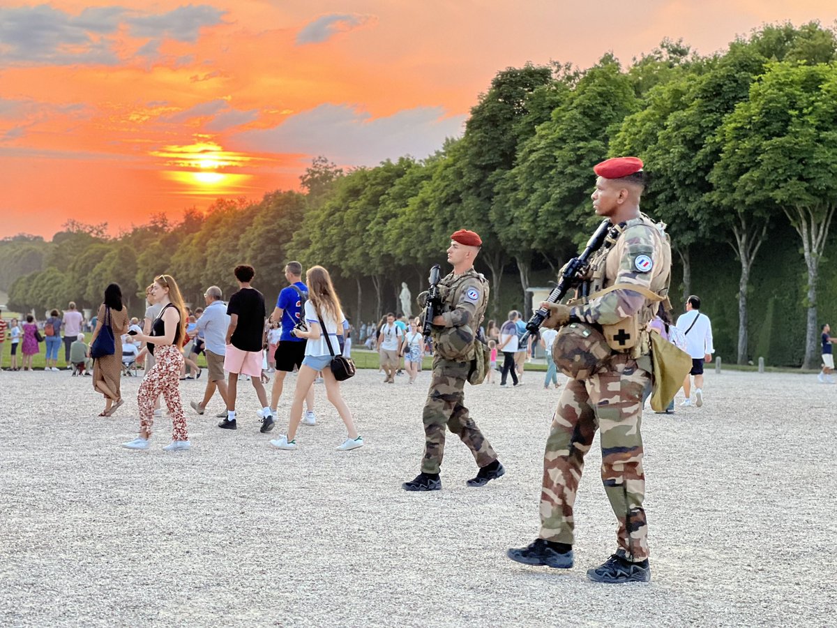 ZDS_Paris's tweet image. #EnTousLieux, nos soldats de l'opération #Sentinelle patrouillent à #ÀVosCôtés... même dans des lieux très prestigieux 👑

Les Grandes eaux du @CVersailles rassemblent chaque samedi soir plus de 20 000 personnes dans les jardins, plutôt royal non ?

#NotreDéfense #FilDéfense
