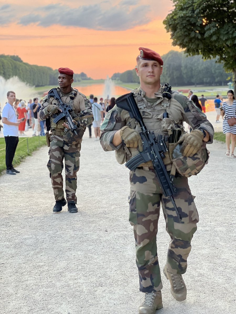 ZDS_Paris's tweet image. #EnTousLieux, nos soldats de l'opération #Sentinelle patrouillent à #ÀVosCôtés... même dans des lieux très prestigieux 👑

Les Grandes eaux du @CVersailles rassemblent chaque samedi soir plus de 20 000 personnes dans les jardins, plutôt royal non ?

#NotreDéfense #FilDéfense