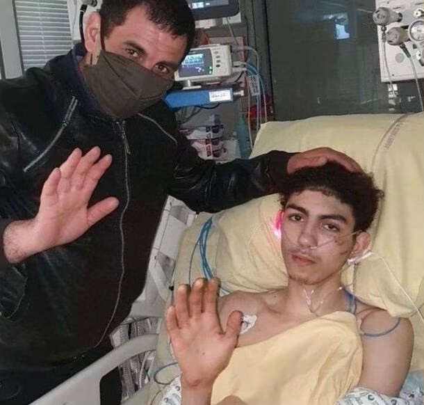 🇫🇷 FLASH - Mohamed, 21 ans, a perdu l’usage de ses jambes en 2021 après avoir secouru une adolescente agressée en bas de son immeuble. Une ministre avait alors promis au 'héros de Sartrouville' un logement adapté à son handicap, qu’il attend toujours après 2 ans. (Le Parisien)