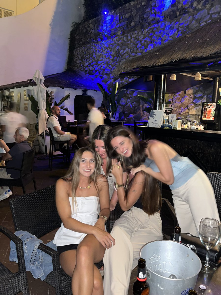 celine_lima's tweet photo. No importa el tiempo que pase, ni la distancia, si cuando nos reencontramos todo sigue igual✨ gracias 🤍 por muchos años más https://t.co/Jo9G1DnRcT