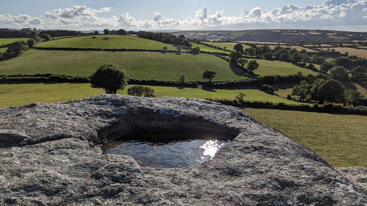 Heltor Rock is square F21 in the Dartmoor 365 book by John Hayward.

dartefacts.co.uk/dartefact/helt…