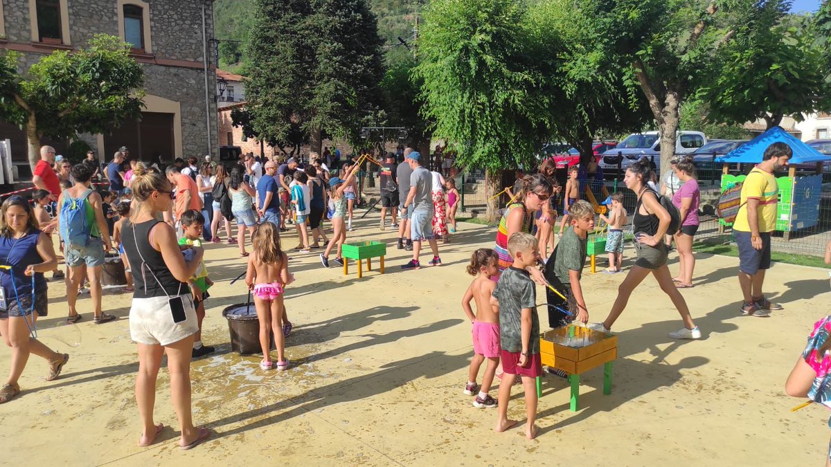 Després de la temporada de festes fi de curs, toca activitats lúdiques i creatives per a les Festes Majors 🥳. Aquest estiu seguim jugant! I vosaltres?
#animació #activitatsfamiars #animacióinfantil