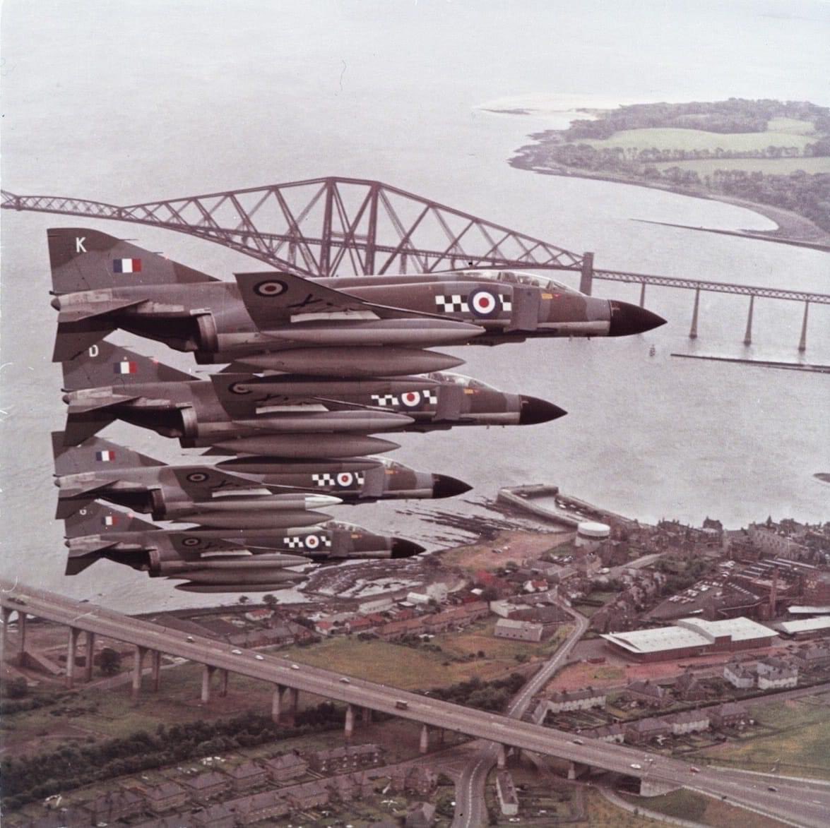 CcibChris's tweet photo. RAF F-4K’s of 43 Sqn over the Forth Rail Bridge, Scotland. The K models were the first to be delivered to UK, and equipped Royal Navy and 43. Subsequent deliveries were F4M.
    no credit available https://t.co/bk2ct1LXSa