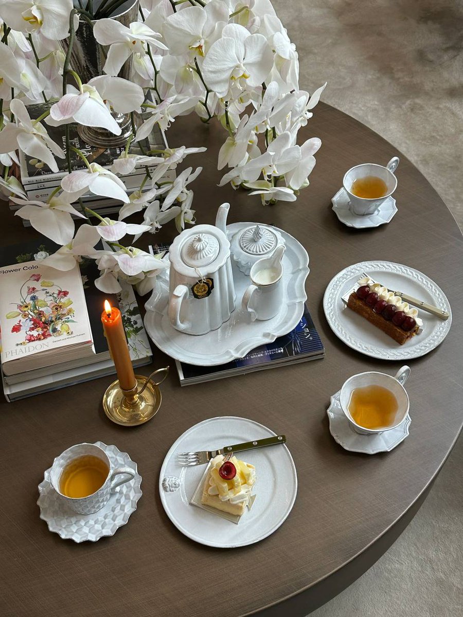 dewye_jelek's tweet image. I went outside to eat bread with my friends and children🤗 #EatBread #Outside