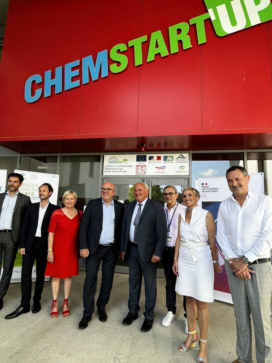 [Territoires64]Accueil de <a href="/BrunoBonnellOff/">Bruno Bonnell</a> , Secretaire général #France2030 , à Chemparc à Lacq, pr l’investissement en Pyrénées-Atlantiques. 
✅ 24M€ de projets labellisés territoires d’innovation par l’Etat et visite des locaux de M2i Alphachitin et projet Elyse Energy. 
#le64