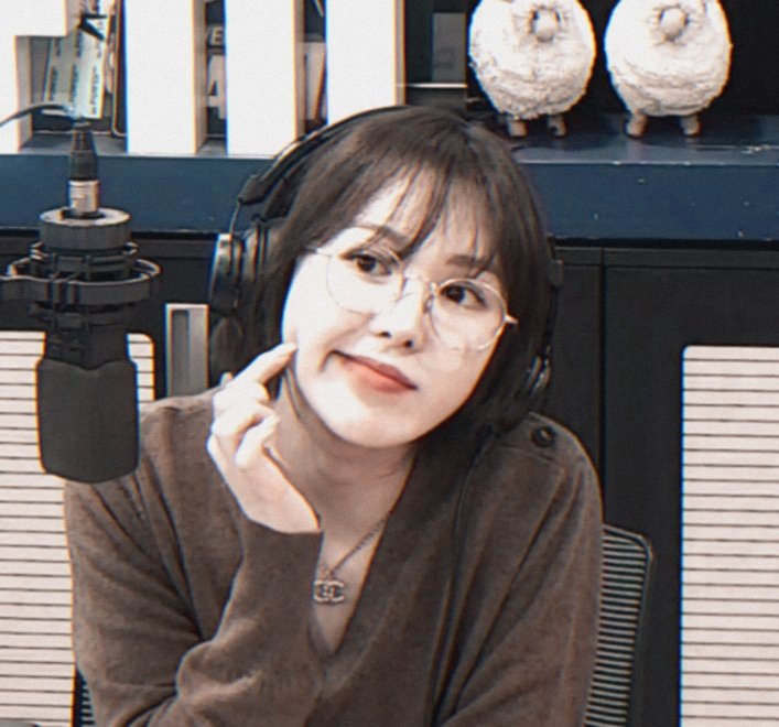 RVcrack's tweet photo. #WENRENE AU PROMPT
Love Arrangement?

Wendy is still single, so her family set a date for her with random ppl, that made her irritated and caused her to declare that she has a girlfriend (an imaginary one). Now, she must find someone who will pretend to be with her right away. — https://t.co/l3qReFX4io