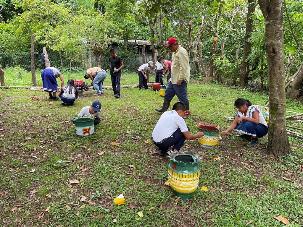 MeducaPma's tweet photo. 📍Comarca Ngäbe Buglé | Con la finalidad de cuidar nuestro ambiente, estudiantes de 6° del Centro Educativo Soloy realizaron diversos proyectos de reciclaje, como parte de las acciones del Plan de Gestión Integral del Riesgo de Desastres, con el apoyo de RET/USAID y @Opava_osfl. https://t.co/3QphJQIxjt
