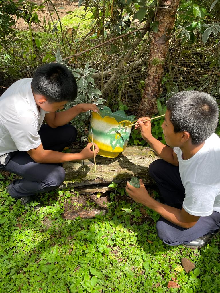 MeducaPma's tweet photo. 📍Comarca Ngäbe Buglé | Con la finalidad de cuidar nuestro ambiente, estudiantes de 6° del Centro Educativo Soloy realizaron diversos proyectos de reciclaje, como parte de las acciones del Plan de Gestión Integral del Riesgo de Desastres, con el apoyo de RET/USAID y @Opava_osfl. https://t.co/3QphJQIxjt
