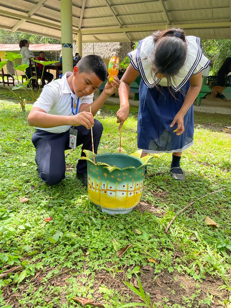 MeducaPma's tweet photo. 📍Comarca Ngäbe Buglé | Con la finalidad de cuidar nuestro ambiente, estudiantes de 6° del Centro Educativo Soloy realizaron diversos proyectos de reciclaje, como parte de las acciones del Plan de Gestión Integral del Riesgo de Desastres, con el apoyo de RET/USAID y @Opava_osfl. https://t.co/3QphJQIxjt