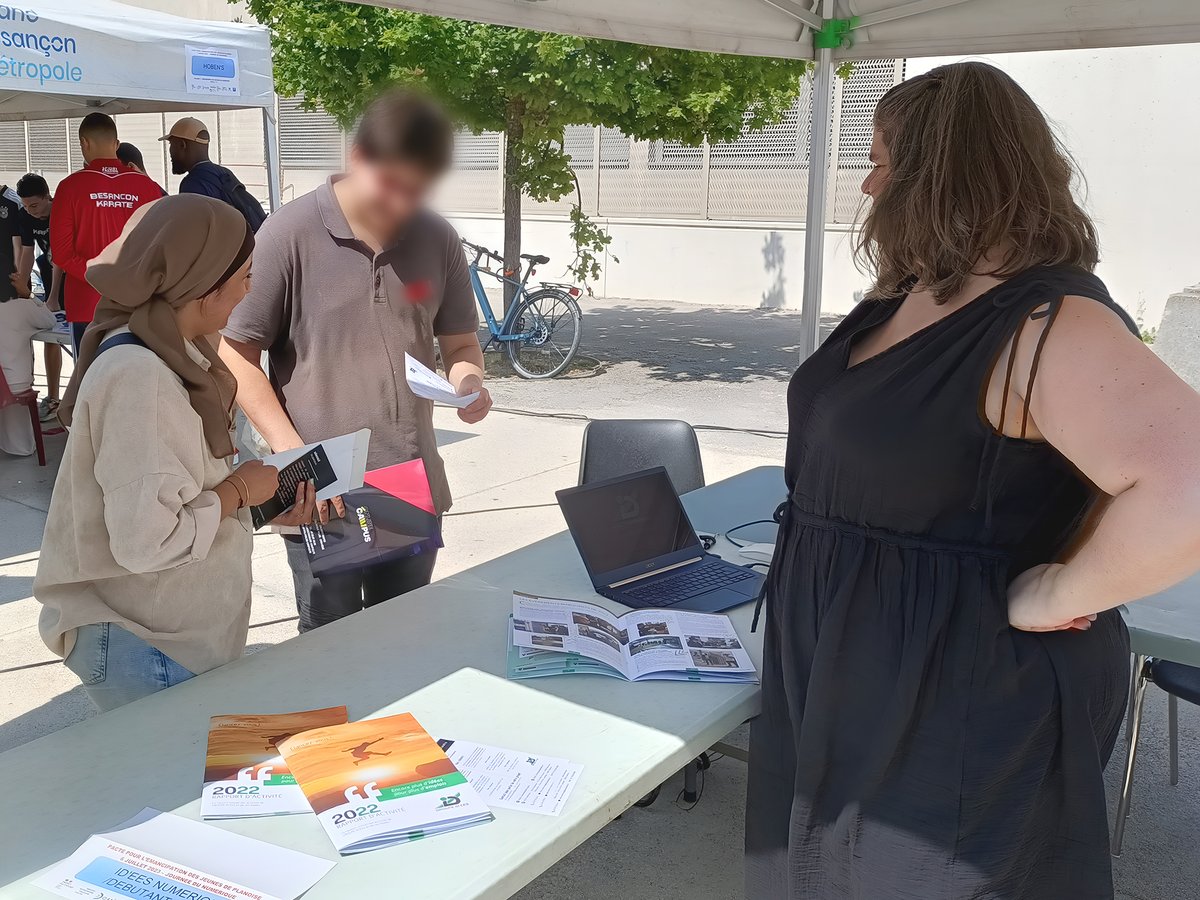 Debutant_e_pro's tweet photo. Présent-e-s à la Journée du Numérique de @villedebesancon à Planoise !
Ambiance conviviale au RDV, de nombreuses questions sur notre activité d'insertion dans le secteur du développement web 
L'occasion de rencontrer nos partenaires 
#Numérique en essor, #Insertion promue ! https://t.co/cT3K0gsEzD
