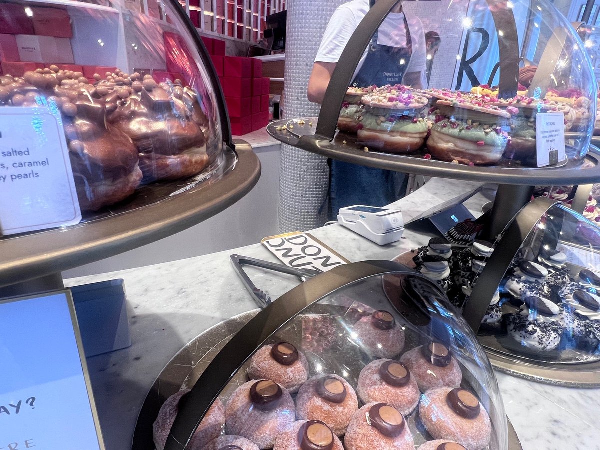 BuildLaw_ArtTea's tweet photo. #AfternoonOff #Foodie #Londonlife #Doughnut #Chocolateoverload (@ Donutelier by Roladin in London, England) https://t.co/MFIzhDWSnF https://t.co/C7QDRN9xrn