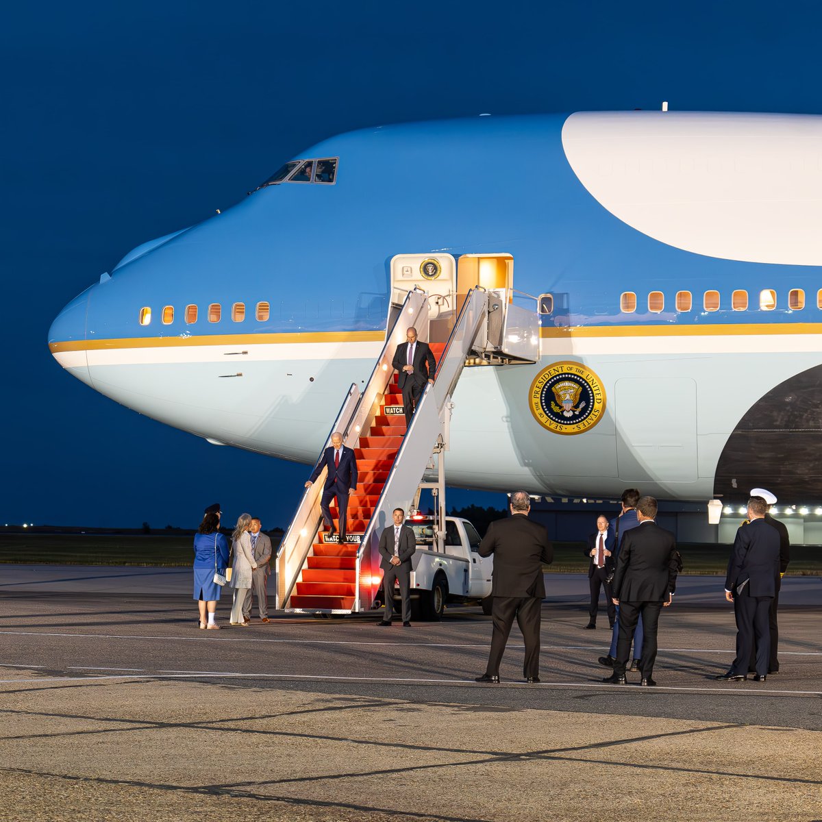 DWTransport's tweet photo. Yesterday we had the pleasure of using one of our trailers to be used as a media &amp; press stand for Air Force 1, over at Stansted Airport. Taken over by our well experienced driver, Bradley who has done multiple Air Force 1 jobs. https://t.co/VaLjmxN4Q7