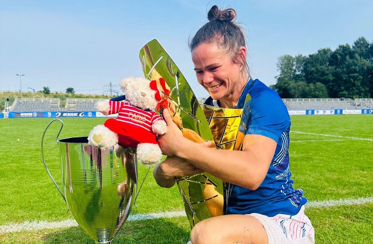 On me dit dans l’oreillette que l’équipe féminine France 7’s est championne d’Europe! 🥇🥇🥇🤩 Un plaisir de retrouver ce titre, on ne lâche plus les coupes 😜 Merci à tous pour votre soutien! @francerugby @rugby_europe