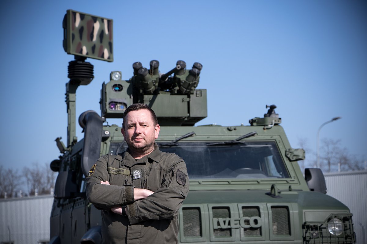 Bundesheerbauer's tweet photo. #modernesBundesheer Das Bodenüberwachungssystem „Beagle“ wird in Rucks��cken zu je 25 kg von zwei Soldaten transportiert und hat eine Einsatzreichweite von bis zu 24 km. Es kann bei jedem Wetter und jeder Tageszeit eingesetzt werden. Es wurde 2017 beschafft. https://t.co/0BEI3Yukpg