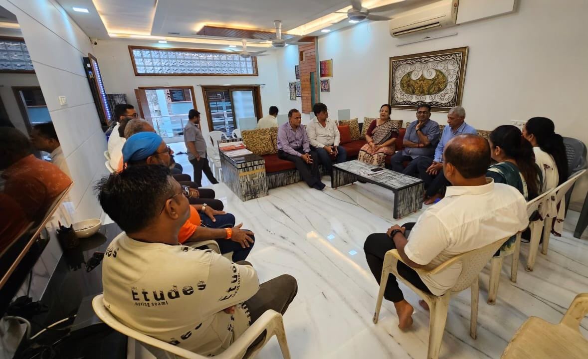 DarshanaJardosh's tweet photo. કેન્દ્ર સરકારના વિશેષ અભિયાન 'સંપર્ક થી સમર્થન' અંતર્ગત ૧૬૦-સુરત (ઉત્તર) વિધાનસભા વોર્ડ નંબર ૧૨ના શ્રી દેવેન્દ્રભાઈ રંગરેજ આર્કિટેક તથા સાર્વજનિક એજ્યુકેશન સોસાયટીના સભ્ય અને સામાજિક અગ્રણી સાથે મુલાકાત કરી હતી.

આ પ્રસંગે ધારાસભ્ય શ્રી કાંતિભાઈ બલર તથા સ્થાનિક આગેવાનો અને મહામંત્રીશ્રી ઓ ઉપસ્થિત રહ્યા હતા.

#SamparkSeSamarthan