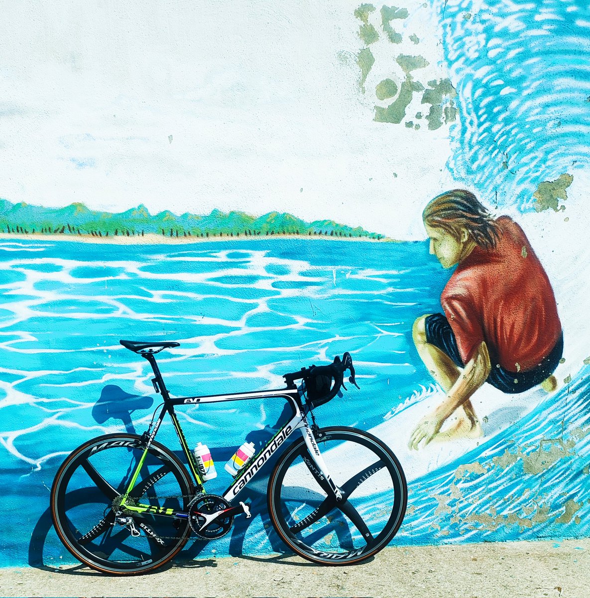 converse_BCN's tweet photo. Cannondale 
#cannondale #cycling #Ciclisme #Cycleday #supersix #cannondalesupersix #xentis #xentismark #Ciclismo #GraffitiRacer #graffiti #surf https://t.co/yc290PSJjE