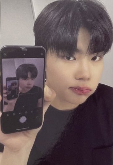 noakiv's tweet photo. wtb gyuvin gunwook ktown mirror selca pc nz https://t.co/2KvVNTkT71