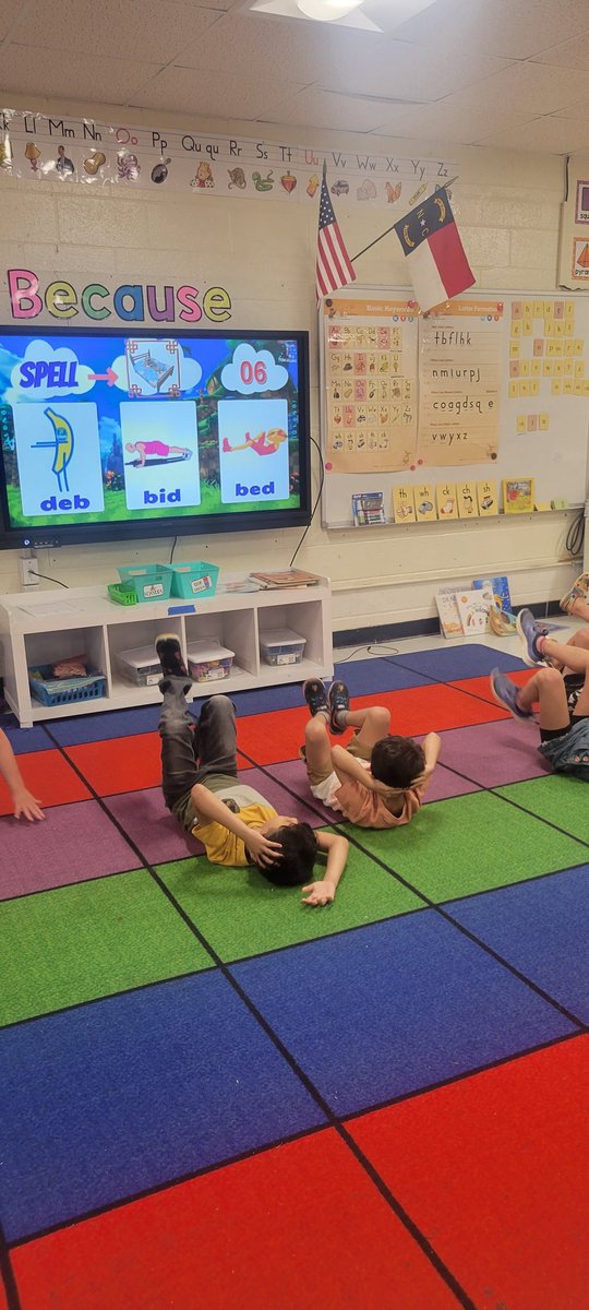 WBusenlehner's tweet image. Who says you can&apos;t make reading fun? Here at @PboroElementary this morning, we incorporated reading during our brain break. Students were given a picture and had to do the exercise move that matched the correct spelling. #CCSreadandgrow #OneChatham