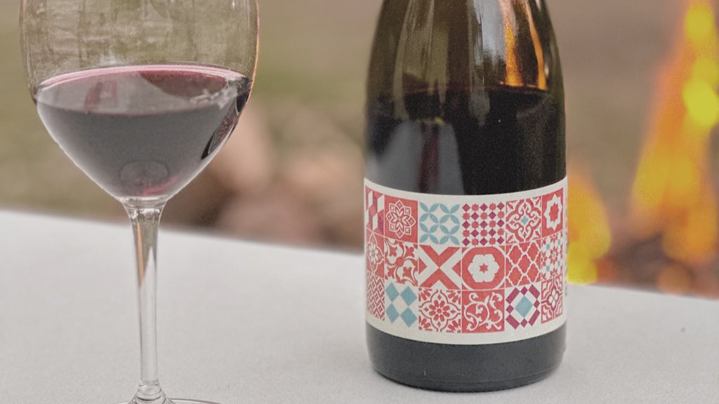 ceraonldn's tweet photo. Full of flavour, dangerously drinkable &amp; the name even doubles as a pairing suggestion 🍷 #WineOfTheWeek

🔴 ‘Il Minestrone’, 2021 @GibsonWines Discovery Road
📍Barossa Valley 🇦🇺 
🍇Shiraz, Grenache, Mataro, Merlot, Lagrein, Montepulciano &amp; Petite Syrah
👅Black fruit, long finish https://t.co/TzKe4q53tH
