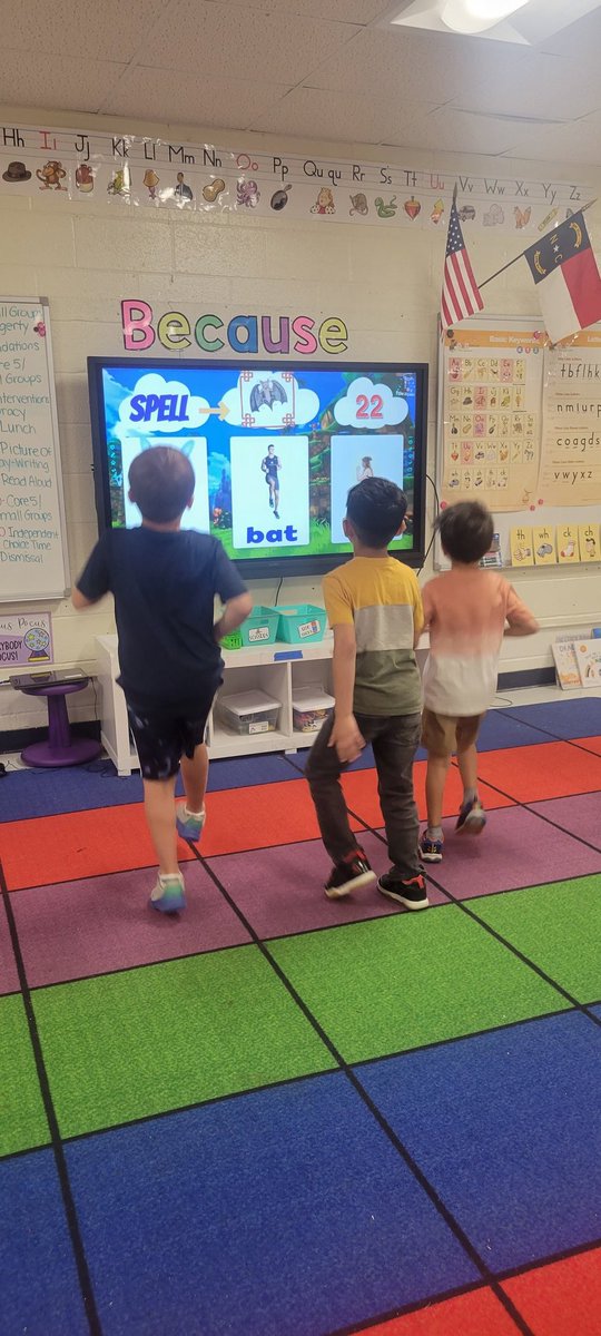 WBusenlehner's tweet image. Who says you can&apos;t make reading fun? Here at @PboroElementary this morning, we incorporated reading during our brain break. Students were given a picture and had to do the exercise move that matched the correct spelling. #CCSreadandgrow #OneChatham