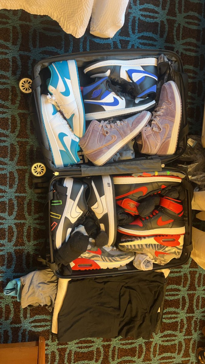 valerieinhoops's tweet image. My 👟 always stay with me in the carry on (&amp;amp; more padding was added around them after this pic of course) 😎🏀✈️ #Packed #HeadedHome @NikeEYB @Hoopconcierge @VegasEliteHoops @nikebasketball