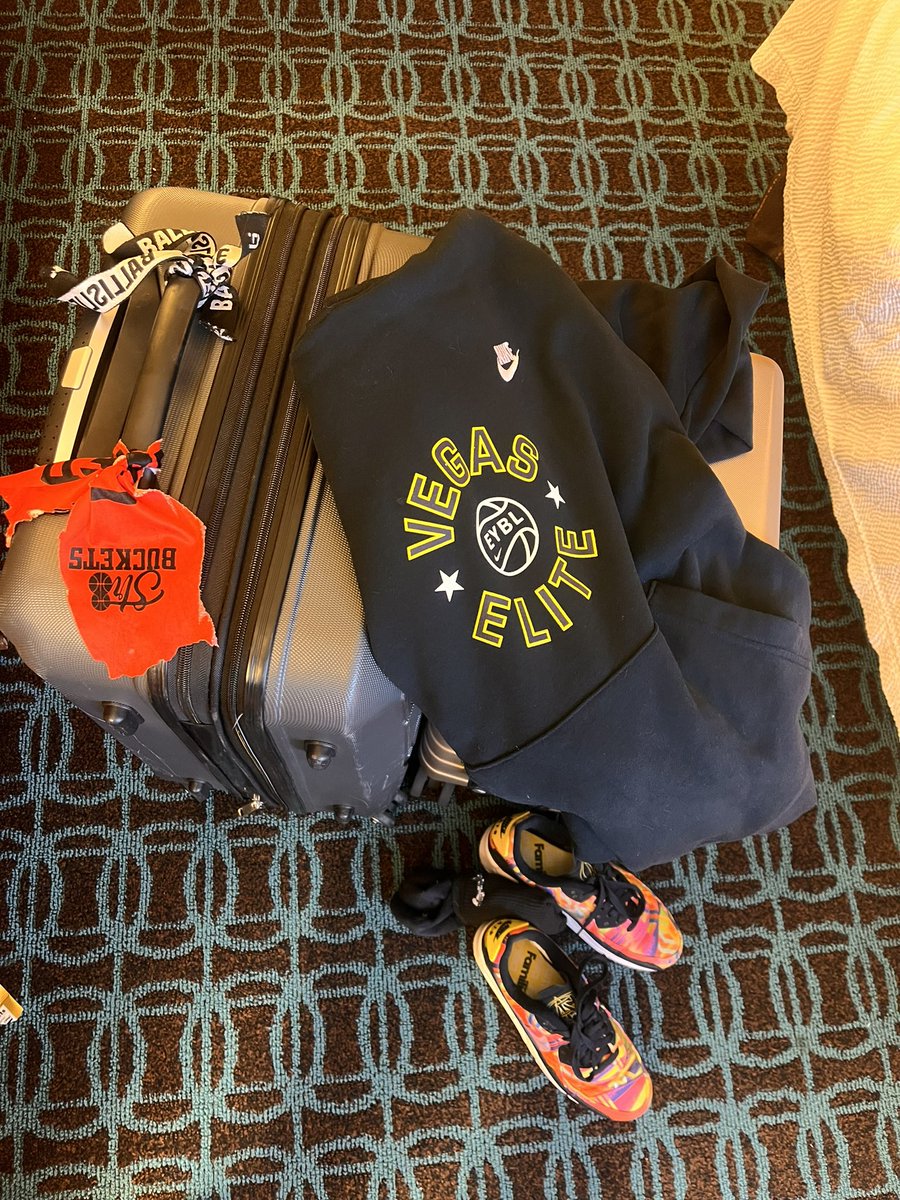 valerieinhoops's tweet image. My 👟 always stay with me in the carry on (&amp;amp; more padding was added around them after this pic of course) 😎🏀✈️ #Packed #HeadedHome @NikeEYB @Hoopconcierge @VegasEliteHoops @nikebasketball