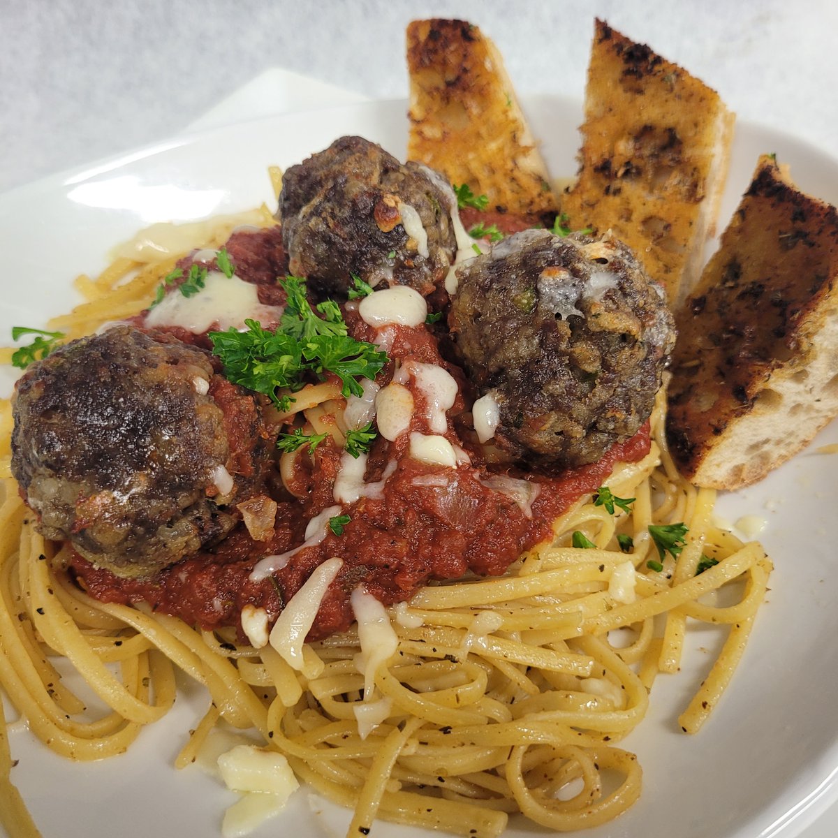 Our daily specials includes Spaghetti & Meatball Mondays😋 😎 Enjoy a plate of spaghetti with our house made marinara, meatballs and garlic toast for just $12! Bring the whole family!! #thesummitkitchen #spokanewa #spokanegram #spokaneeats  #spokanedoesntsuck